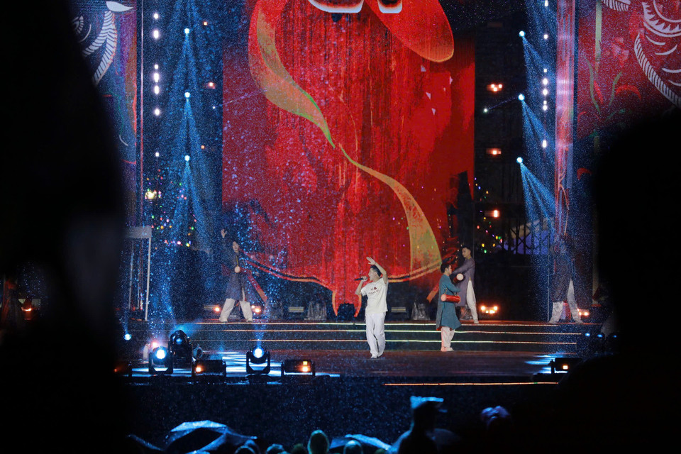 Ca sỹ Anh Tú khắc họa rõ nét bản sắc Việt trong "Dân ta hát dân ca." Hình ảnh trống cơm, quạt mo, điệu nhảy dân gian hòa quyện cùng giai điệu hiện đại tạo nên một tiết mục vừa gần gũi, vừa mới mẻ.(Ảnh: CTV/Vietnam+)