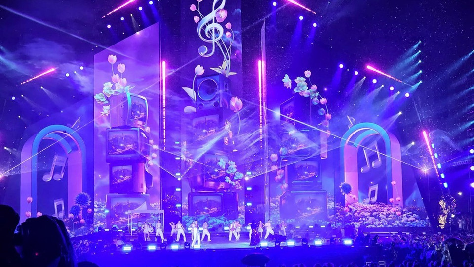 Sân khấu được đầu tư quy mô với hệ thống ánh sáng, âm thanh hiện đại. (Ảnh: CTV/Vietnam+)