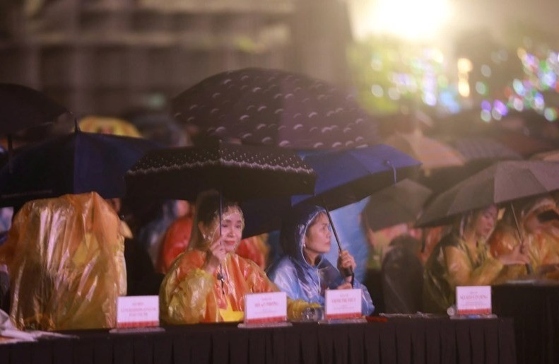 Thứ trưởng Bộ Văn hóa, Thể thao và Du lịch Trịnh Thị Thủy (trái) tham dự chương trình. (Ảnh: CTV/Vietnam+)