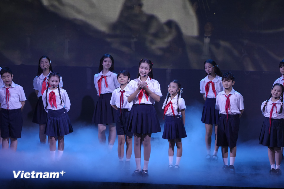 Mỗi phần trong chương trình là một câu chuyện, một lát cắt đời sống, được kết nối bằng ngôn ngữ nghệ thuật. (Ảnh: CTV/Vietnam+)