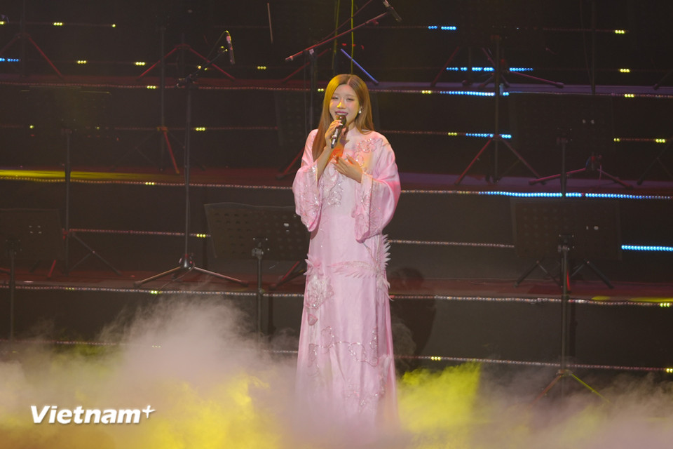 Ca sĩ Trang Pháp trình bày ca khúc "Mãi là người Việt Nam". (Ảnh: CTV/Vietnam+)