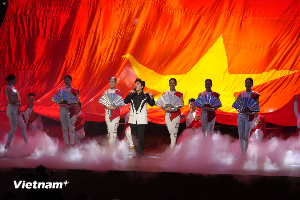 Tiết mục nghệ thuật trong chương trình. (Ảnh: CTV/Vietnam+)