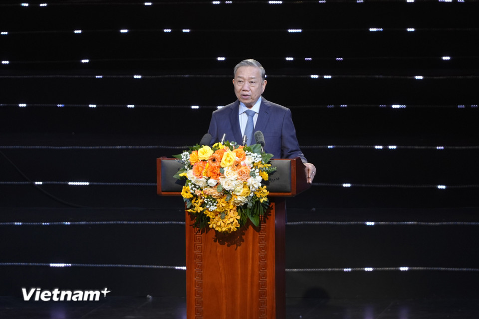 Phát biểu tại chương trình, Tổng Bí thư Tô Lâm biểu dương các tập thể, cá nhân điển hình tiêu biểu được tôn vinh, khẳng định đây là những tấm gương sáng về tinh thần tiên phong, dám nghĩ, dám làm, đổi mới, sáng tạo, cống hiến vì lợi ích chung và hạnh phúc của Nhân dân. (Ảnh: CTV/Vietnam+)