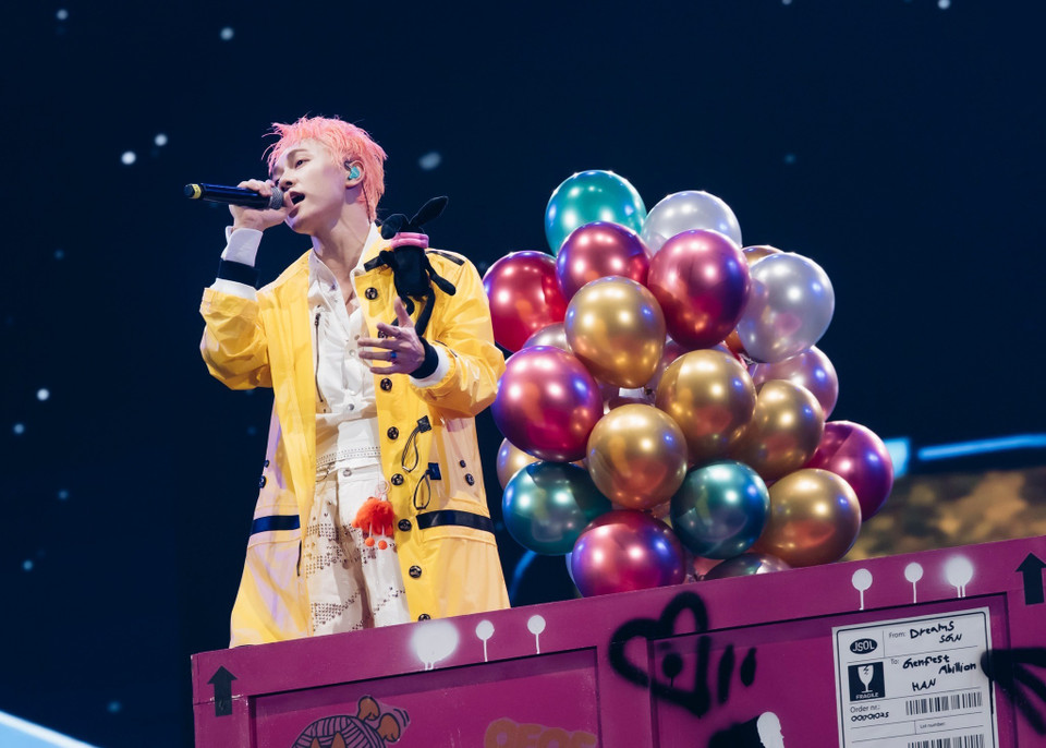 Trước khi bước vào phần biểu diễn chính, khán giả sẽ được tham quan khu triển lãm nghệ thuật và tham gia nhiều hoạt động tương tác. Mỗi nghệ sỹ có một khu vực riêng để người hâm mộ ghé thăm, chụp ảnh và cảm nhận thế giới âm nhạc của thần tượng theo cách gần gũi hơn. Mô hình này từng tạo chú ý tại "GENfest MBillion" tổ chức tại Thành phố Hồ Chí Minh và lần này sẽ được tái hiện tại Hà Nội.(Ảnh: CTV/Vietnam+)