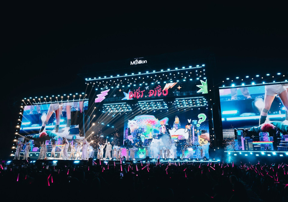 Sự kiện lần đầu tiên được tổ chức tại Hà Nội, mang đến một mô hình giải trí mới: Không chỉ xem ca sỹ biểu diễn trên sân khấu mà khán giả còn được tham gia nhiều hoạt động tương tác. GENfest năm nay mang thông điệp 'Make moments, move culture' có thể hiểu là tạo ra những khoảnh khắc đáng nhớ, góp phần lan tỏa và thúc đẩy văn hóa phát triển. (Ảnh: CTV/Vietnam+)