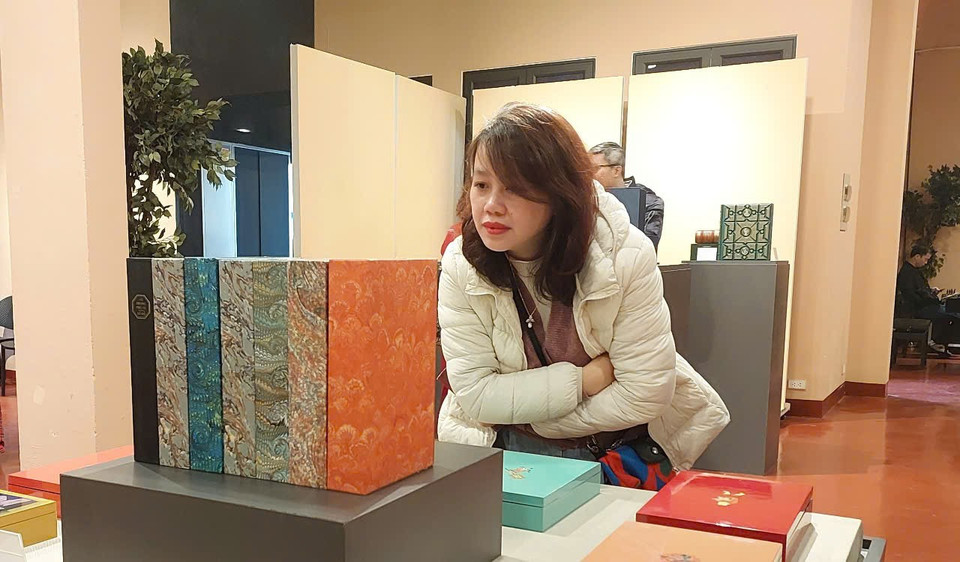 Ban Tổ chức giới thiệu đầy đủ 43 bản đặc biệt S100 (S nghĩa là Special - đặc biệt, 100 là số lượng bản sách) từ năm 2005 đến 2025. (Ảnh: Minh Thu/Vietnam+)