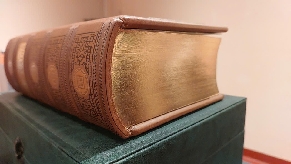 Từng trang sách được phủ nhũ vàng, tăng độ bền cho ấn phẩm. (Ảnh: Minh Thu/Vietnam+)