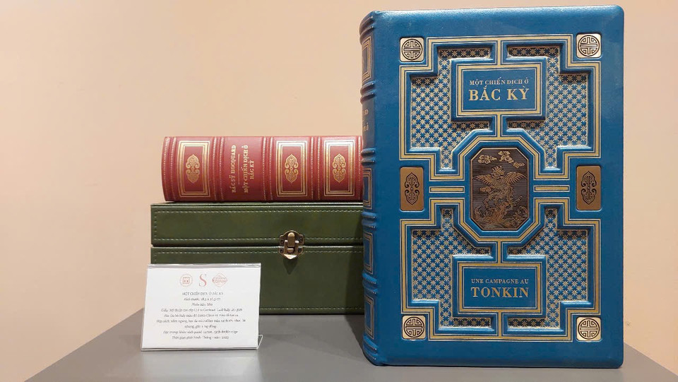 Theo thời gian, sách không đơn thuần là phương tiện truyền tải kiến thức mà còn là một tác phẩm mỹ thuật, bên cạnh nội dung có giá trị thì hình thức còn mang tính thẩm mỹ cao, đáp ứng nhu cầu tinh thần ngày càng phong phú của bạn đọc. (Ảnh: Minh Thu/Vietnam+)