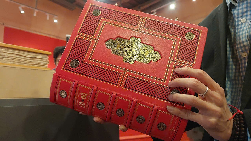 Mỗi cuốn sách là một tác phẩm mỹ thuật. (Ảnh: Minh Thu/Vietnam+)