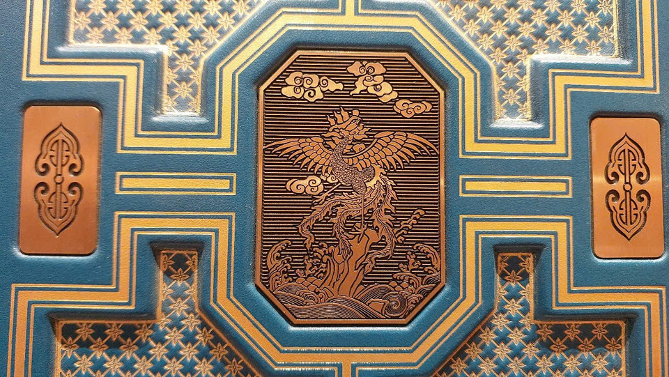 Cận cảnh một chi tiết trên bìa sách. (Ảnh: Minh Thu/Vietnam+)