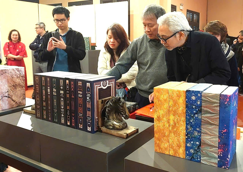 Sự kiện thu hút sự quan tâm của nhiều người yêu sách, có thú sưu tầm sách như nhiếp ảnh gia Dương Minh Long, nhà báo Yên Ba (thứ nhất và thứ hai từ phải sang). (Ảnh: Minh Thu/Vietnam+)