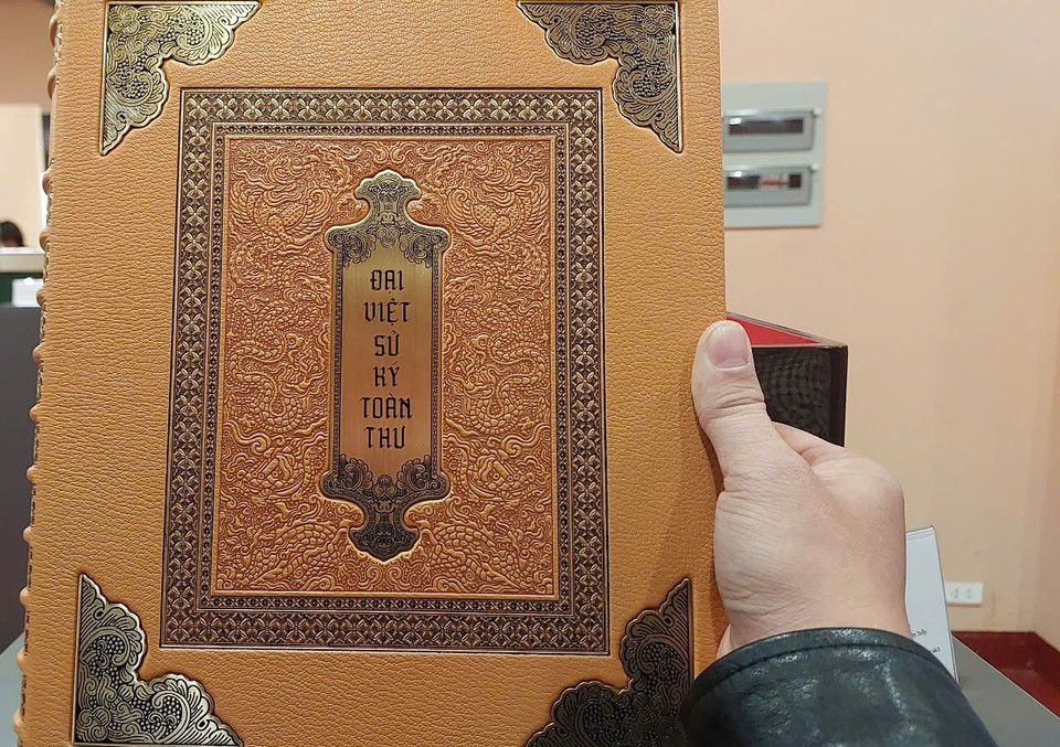 Cuốn sách quý có bìa da được trổ nhiều họa tiết rồng phượng hết sức cầu kỳ, gây ấn tượng về cả thị giác lẫn xúc giác cho người sử dụng. (Ảnh: Minh Thu/Vietnam+)