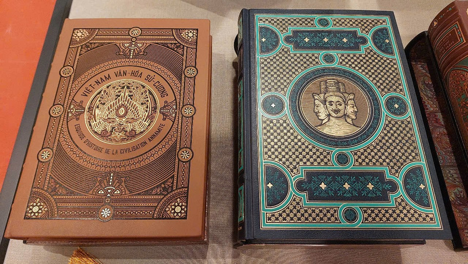 Kỹ thuật làm sách sưu tầm không chỉ là chuyện chọn bìa, chọn giấy mà là tổng hợp của nhiều công đoạn: Thiết kế ruột sách, chọn minh họa, in, mạ nhũ sách, mo gáy sách, làm gân gáy, làm tờ gác, hoàn thiện bìa, làm hộp đựng… (Ảnh: Minh Thu/Vietnam+)