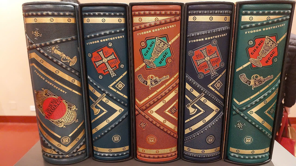 Sách được mạ cạnh bằng nhũ vàng và có hộp đựng. Đây là sự vinh danh dành cho những viên ngọc văn chương quý giá của nhân loại. Tất cả các ấn bản giới hạn đều có quy cách cao cấp hơn so với các bản phổ thông, đem đến cho bạn đọc những xúc cảm thẩm mỹ như đang được thưởng lãm những tác phẩm nghệ thuật. (Ảnh: Minh Thu/Vietnam+)