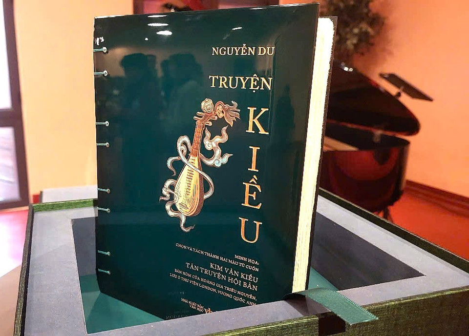 Một ấn bản Truyện Kiều có bìa sơn mài. (Ảnh: Minh Thu/Vietnam+)