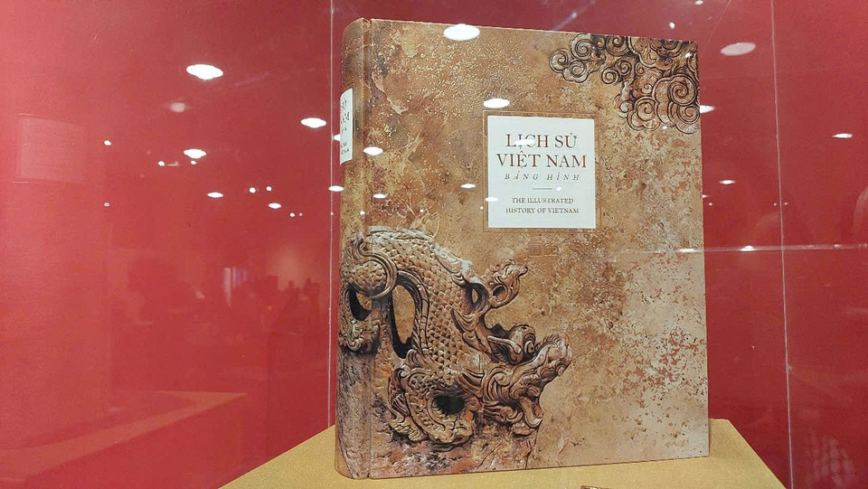 Trong ngày Chủ nhật 19/1/2025, Đông A sẽ tổ chức đấu giá trực tuyến 9 ấn bản đặc biệt ký hiệu chữ A với quy cách và chất liệu cao cấp nhất của các tựa sách: "Bố già," "Con Bim trắng tai đen," "Hành trình thám hiểm Đông Dương," "Nhà thờ Đức Bà Paris," "Thần khúc," "Truyện Kiều," "Lịch sử Việt Nam bằng hình," "Văn mới năm 5 đầu thế kỷ" và "Văn mới 2010-2015". (Ảnh: Minh Thu/Vietnam+)