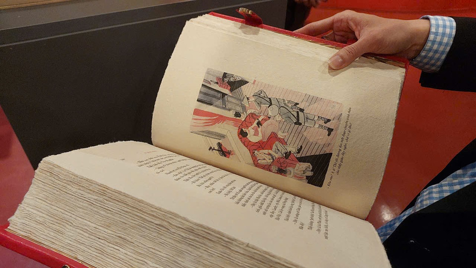 Một bản "Số đỏ" của Vũ Trọng Phụng được in trên giấy dó, nhìn thì nặng nhưng cầm lên tay lại thấy rất nhẹ. (Ảnh: Minh Thu/Vietnam+)