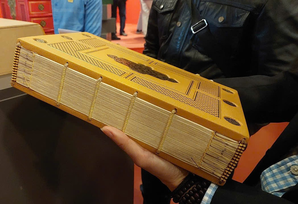 "Số đỏ" là cuốn sách in trên giấy dó đầu tiên, khâu theo lối Passé-carton (khâu rết) cổ điển Châu Âu và để gáy trần. (Ảnh: Minh Thu/Vietnam+)