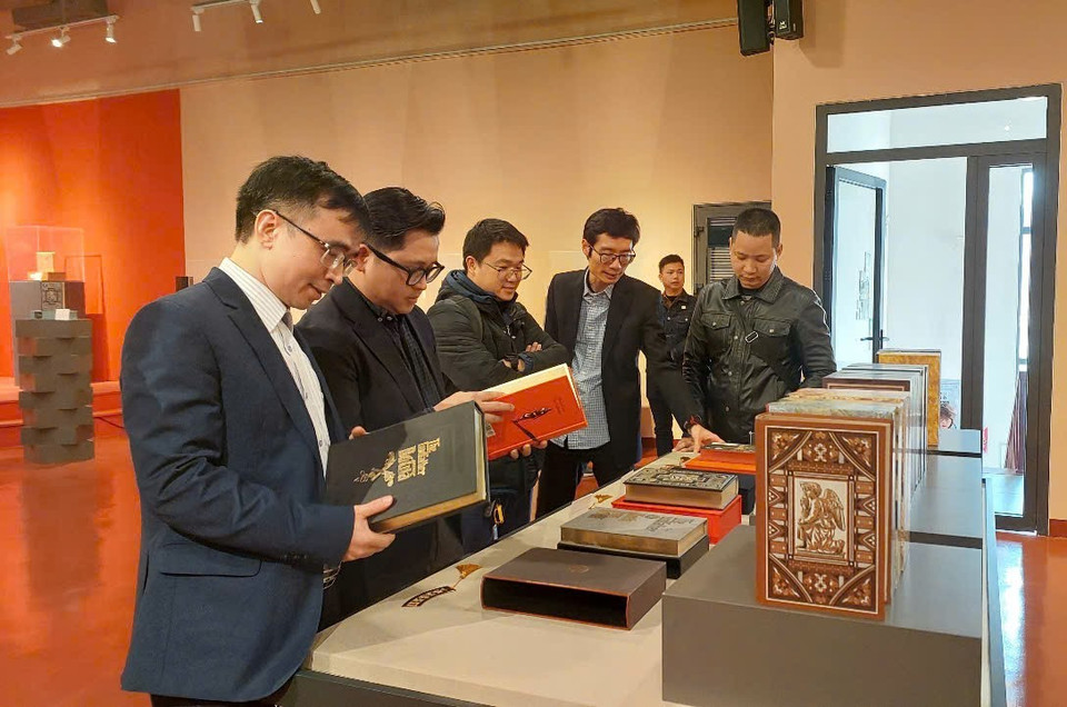 Ngày 17/1, tại Hà Nội, Công ty Cổ phần Văn hóa Đông A và Nhà xuất bản Hội Nhà văn tổ chức trưng bày nhiều bản sách đẹp, được chế tác với nhiều công đoạn thủ công, ấn hành trong khoảng thời gian 20 năm (2005-2025). (Ảnh: Minh Thu/Vietnam+)