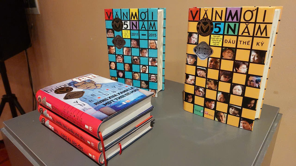 Giai đoạn từ 2005 đến 2015 có các ấn phẩm: "Văn mới 5 năm đầu thế kỷ" và "Văn mới 5 năm 2011-2015" của nhiều tác giả, Hồ Anh Thái tuyển; "Viết về bè bạn" (Bùi Ngọc Tấn); "Hạt bụi người bay ngược" (Hòa Vang); "Sắp đặt và diễn" (Hồ Anh Thái). (Ảnh: Minh Thu/Vietnam+)