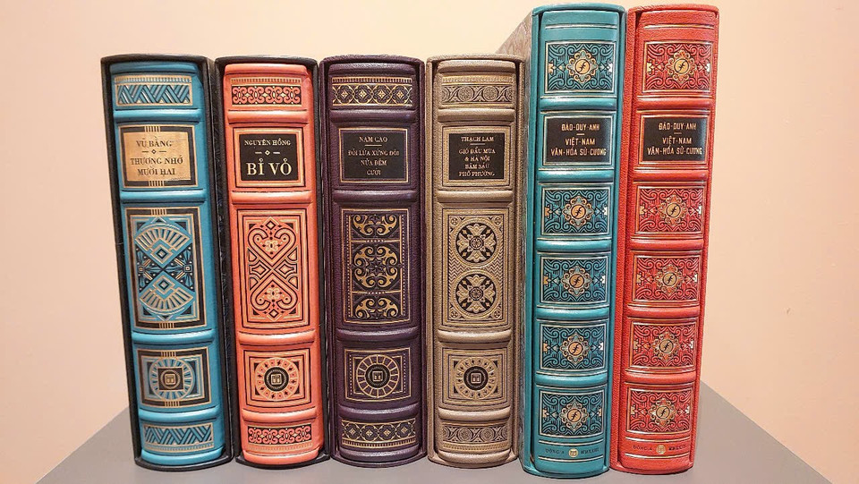 Những cuốn sách được in ấn, thiết kế kỳ công, dành sự trân trọng cho các tác gia Việt Nam. (Ảnh: Minh Thu/Vietnam+)