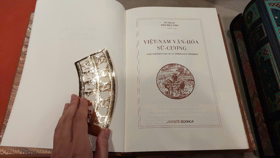 Theo ông Trần Đại Thắng, Giám đốc Công ty Đông A, những người làm sách mong muốn mỗi ấn bản được giới thiệu tới độc giả yêu thích sách đẹp và các nhà sưu tầm vừa là một cuốn sách có giá trị lớn về mặt nội dung đồng thời cũng là một tác phẩm mỹ thuật. (Ảnh: Minh Thu/Vietnam+)