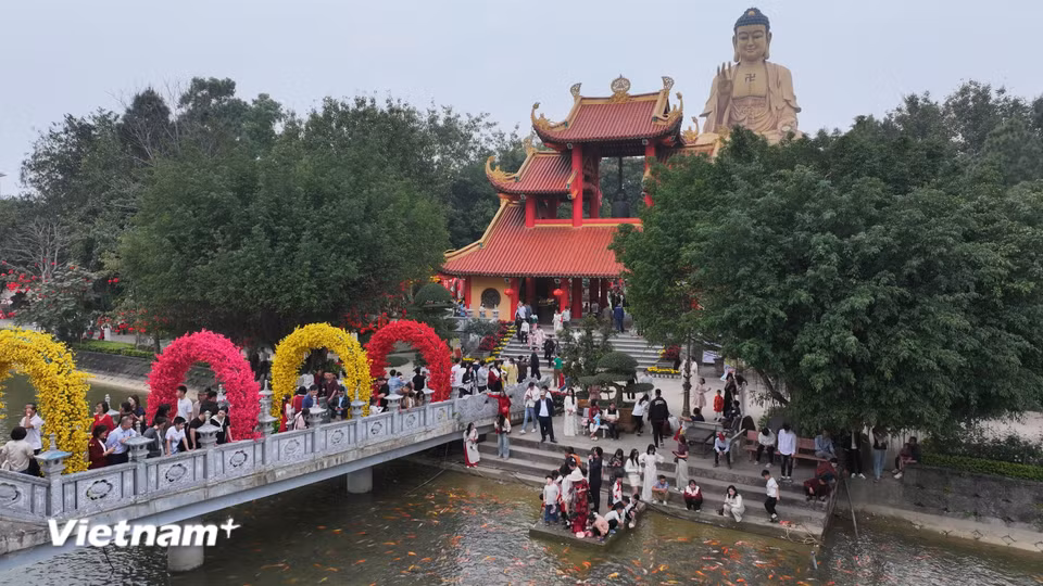 Chùa Khai Nguyên (hay còn được gọi là Cổ Liêu Tự) trụ tại thôn Tây Ninh (xã Sơn Đông, thị xã Sơn Tây, Hà Nội). Theo lịch sử bia ký, ngôi chùa này được xây dựng từ nửa đầu thế kỷ 16. Qua nhiều thế kỷ, chùa Khai Nguyên xuống cấp trầm trọng và gần như trở thành phế tích. (Ảnh: CTV/Vietnam+)