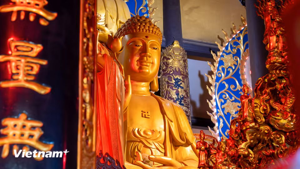 Tầng 1 Đại tượng là nơi được an trí chư vị Tổ sư. Tầng 2 của Đại tượng Phật được an trí và tôn thờ 33 hóa thân của đức Quan Thế Âm Bồ Tát. Tầng 3 được tôn thờ Đức Đại Nhật Như Lai và Ngũ Phương Phật. Tầng 4 được tôn thờ Đức Phật Dược Sư với tâm nguyện cầu mong cho nhân loại được bình an, hạnh phúc, trường thọ... (Ảnh: CTV/Vietnam+)