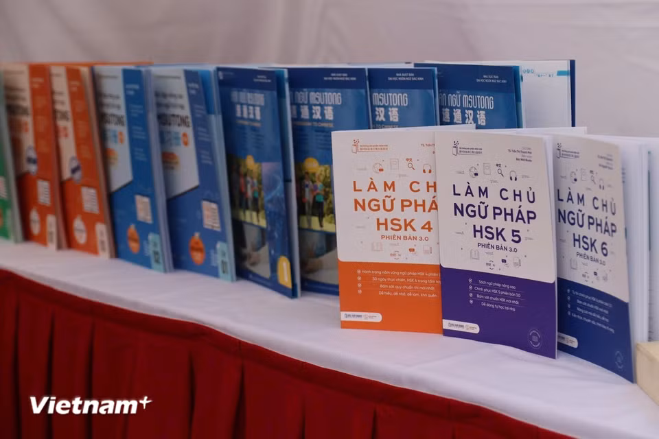 Tại ngày hội, các đầu sách và giáo trình HSK được giới thiệu phản ánh sự quan tâm ngày càng lớn của sinh viên với tiếng Trung và văn hóa đọc. (Ảnh: Minh Vũ/Vietnam+)