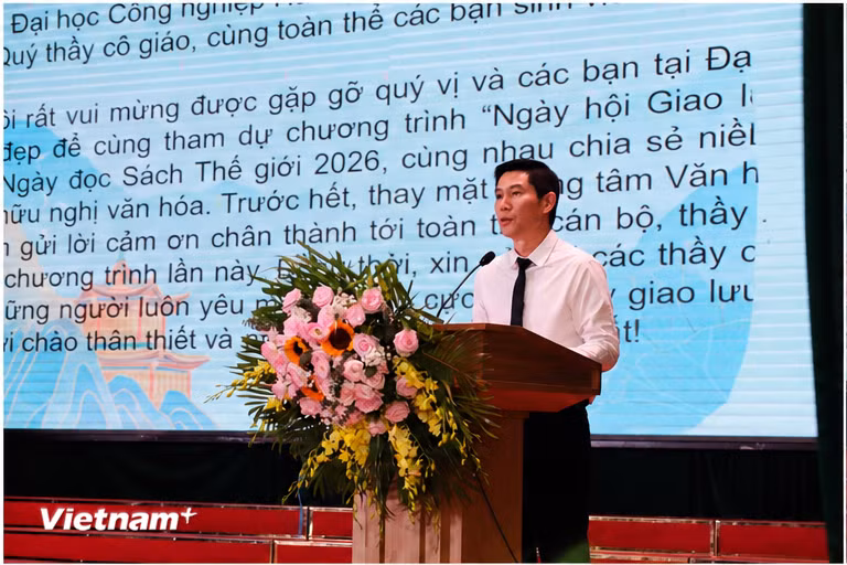 Đại diện Trung tâm Văn hóa Trung Quốc phát biểu tại sự kiện. (Ảnh: Minh Vũ/Vietnam+)