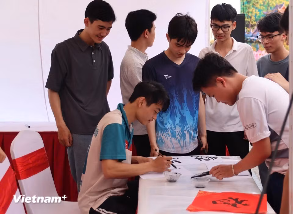 Các gian trải nghiệm thư pháp được bố trí ngoài trời, tạo nên không khí giao lưu mở giữa sinh viên và khách tham dự. (Ảnh: Minh Vũ/Vietnam+)