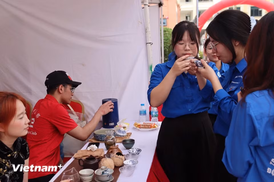Hoạt động thưởng trà mang đến một khoảng lặng nhẹ nhàng giữa không khí sôi động của ngày hội. (Ảnh: Minh Vũ/Vietnam+)