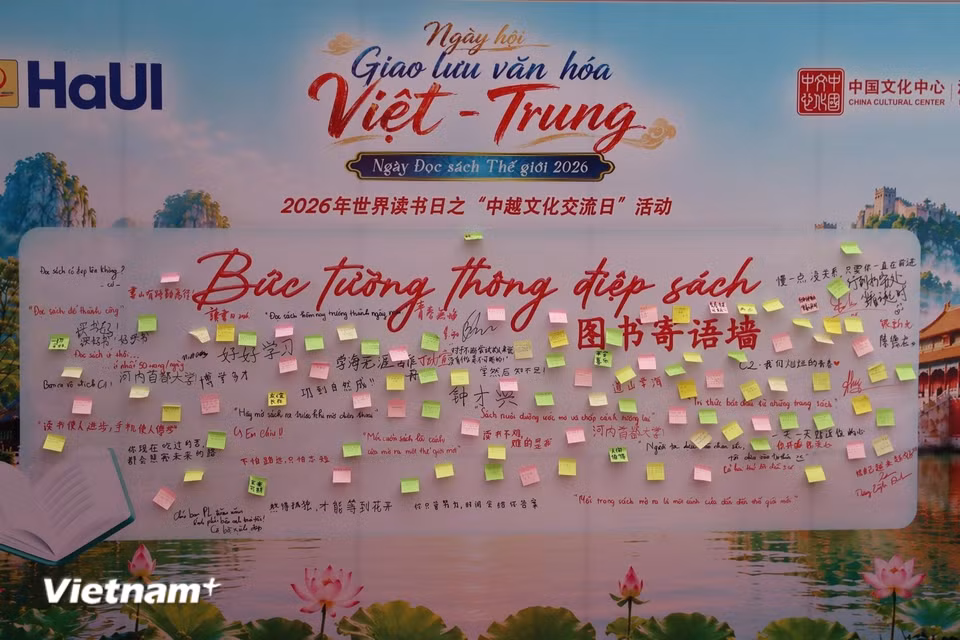 “Bức tường thông điệp sách” phủ kín những lời nhắn bằng tiếng Việt và tiếng Trung, trở thành điểm check-in thu hút đông sinh viên. (Ảnh: Minh Vũ/Vietnam+)