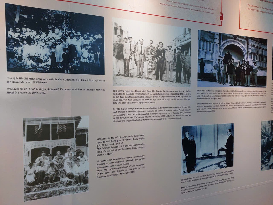 Triển lãm giới thiệu nhiều tư liệu hình ảnh về những ngày đầu Đảng, Nhà nước đặt nền móng ngành Ngoại giao. (Ảnh: Minh Thu/Vietnam+)