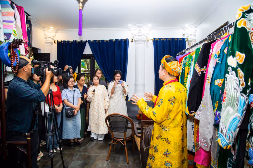 Trong mỗi giá hầu, thanh đồng lại hóa thân thành một nam thần/nữ thần của tín ngưỡng thờ Mẫu, khoác lên người bộ trang phục đặc trưng riêng của vị thần đó. Tín ngưỡng thờ Mẫu không chỉ lan tỏa nét đẹp văn hóa độc đáo của dân tộc, mà còn hàm chứa giá trị giáo dục sâu sắc: Nuôi dưỡng cái thiện, cái mỹ trong tâm hồn; bồi đắp lòng biết ơn của thế hệ trẻ đối với cha mẹ, tổ tiên, cũng như tưởng nhớ công lao của những bậc anh hùng có công dựng nước và giữ nước. (Ảnh: Minh Thu/Vietnam+)