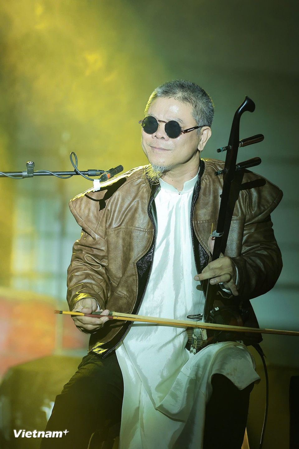 Âm thanh của trống đồng, nhạc cụ mộc, và tiết tấu điện tử được hòa quyện trong ngôn ngữ chuyển động đương đại – mở ra một trải nghiệm nghệ thuật đa giác quan, tôn vinh tinh thần tao nhã, duy mỹ và trí thức của văn hoá Việt Nam. (Ảnh: PV/Vietnam+)