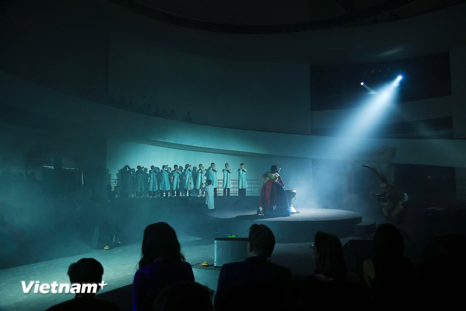 Đây không chỉ là một sự kiện nghệ thuật, mà còn là tuyên ngôn thẩm mỹ của Bảo tàng Hà Nội trong giai đoạn mới – nơi di sản không còn nằm sau tủ kính mà được đánh thức qua ngôn ngữ nghệ thuật, công nghệ và sáng tạo đương đại. (Ảnh: PV/Vietnam+)