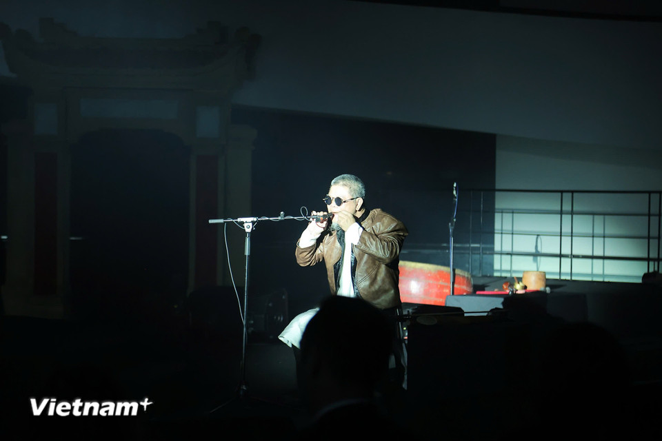 “Khoảnh khắc vĩnh cửu” gồm 6 tác phẩm liên hoàn: Khởi Thanh, Giao Thời, Đồng Thanh, Sóng &amp; Hạt, Mộng Ảnh, Phản Chiếu, mỗi tác phẩm là một chương đối thoại giữa truyền thống và đương đại, âm nhạc dân gian và thể nghiệm, ký ức và hiện tại. (Ảnh: PV/Vietnam+)