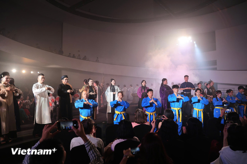 Lấy cảm hứng từ dòng chảy văn hóa nghìn năm của Hà Nội – nơi giao thoa giữa truyền thống và hiện đại – chương trình “Khoảnh khắc vĩnh cửu” hướng tới việc biến không gian Bảo tàng Hà Nội thành sân khấu di sản sống, nơi nghệ thuật không chỉ được trưng bày mà còn được tái sinh qua âm thanh, ánh sáng và chuyển động. (Ảnh: PV/Vietnam+)