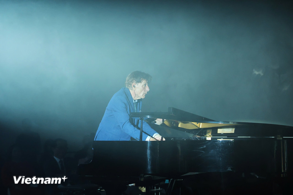 Chương trình đánh dấu sự hợp tác đặc biệt giữa Việt Nam và Thụy Sỹ, với sự tham gia của nghệ sỹ Dominique Barthassat, người mang đến sắc thái âm thanh đương đại châu Âu hòa quyện cùng nhạc cụ dân gian Việt Nam. Đây cũng là hoạt động nằm trong định hướng mở rộng hợp tác nghệ thuật quốc tế, kết nối Mạng lưới các Thành phố Sáng tạo của UNESCO, góp phần nâng tầm hình ảnh văn hóa Việt Nam trong không gian toàn cầu. (Ảnh: PV/Vietnam+)