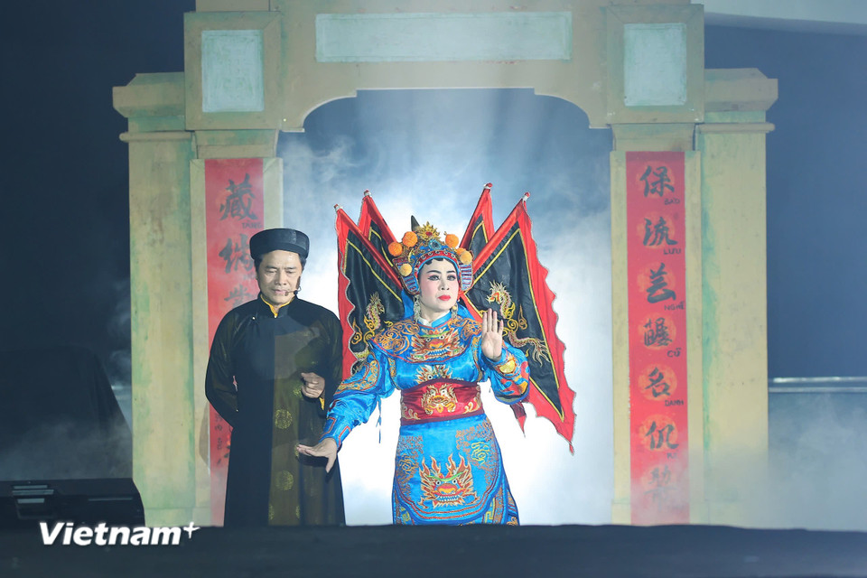 Với “Khoảnh khắc vĩnh cửu,” tâm điểm của nghệ thuật Việt Nam đang dần chuyển hướng về di sản – nhưng với tinh thần sáng tạo và hội nhập. Đây là dấu hiệu rõ ràng cho thấy tương lai của công nghiệp văn hoá Việt Nam sẽ được định hình từ chính tri thức và năng lực sáng tạo bản địa – nơi những giá trị truyền thống không chỉ được bảo tồn, mà được tái sinh trong hình hài mới, sâu sắc và toàn cầu hơn.(Ảnh: PV/Vietnam+)