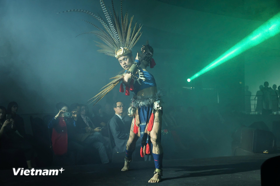 Chương trình nghệ thuật “Khoảnh khắc vĩnh cửu” nằm trong khuôn khổ Festival Thăng Long–Hà Nội 2025 do Sở Văn hóa và Thể thao Hà Nội tổ chức dưới sự chỉ đạo của Ủy ban Nhân dân Thành phố Hà Nội, do Bảo tàng Hà Nội – Trung tâm điều phối các hoạt động sáng tạo thực hiện. (Ảnh: PV/Vietnam+)