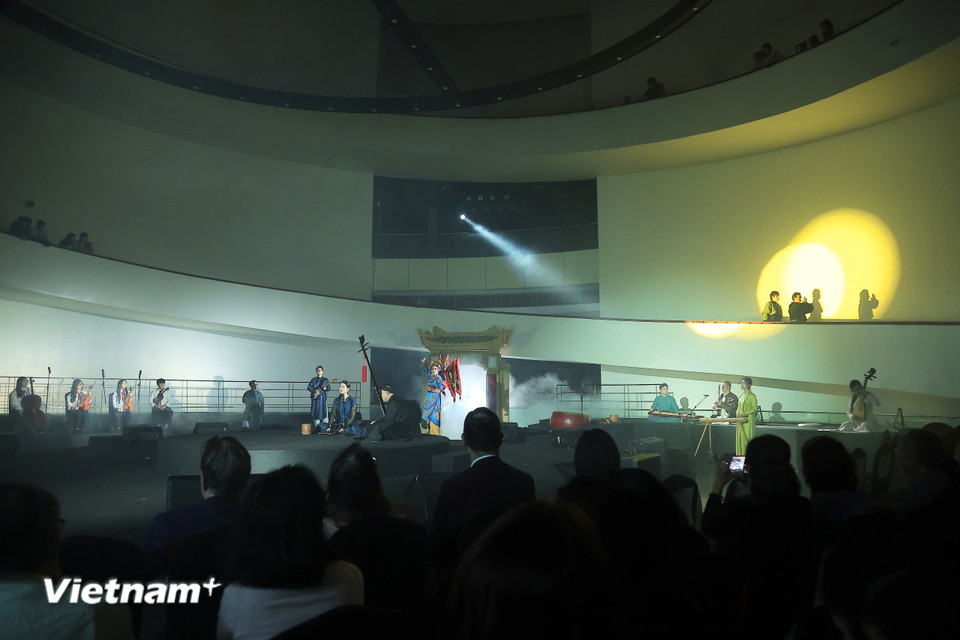 Êkip thực hiện gồm: Tổng đạo diễn và Giám đốc âm nhạc: Nguyễn Quốc Hoàng Anh; Giám tuyển và sản xuất nghệ thuật: Lên ngàn; Tổng biên đạo: Nghệ sỹ Nhân dân Trần Ly Ly; Đạo diễn sân khấu và Thiết kế không gian: Hà Nguyên Long; Cố vấn nghệ thuật: Nhạc sỹ Nguyễn Xuân Sơn. (Ảnh: PV/Vietnam+)