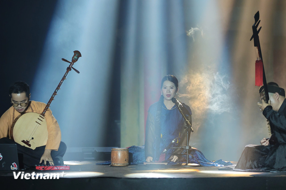 Sự hòa quyện giữa ngôn ngữ nghệ thuật phương Đông và tư duy thị giác phương Tây thể hiện rõ triết lý: “Đi sâu vào truyền thống để gặp hiện đại." (Ảnh: PV/Vietnam+)