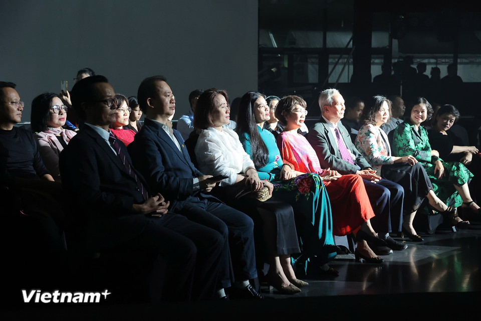 Đến dự có Phó Giáo sư-Tiến sỹ Bùi Hoài Sơn; Ủy viên Thường trực Ủy ban Văn hóa, Giáo dục của Quốc hội; bà Bạch Liên Hương, Thành ủy viên, Giám đốc Sở Văn hóa và Thể thao Hà Nội; bà Lê Thị Ánh Mai., Phó Giám đốc Sở Văn hóa và Thể thao Hà Nội; Tiến sỹ Đỗ Văn Trụ, Chủ tịch Hội Di sản Việt Nam và Nghệ sỹ Nhân dân Trần Ly Ly. (Ảnh: PV/Vietnam+)