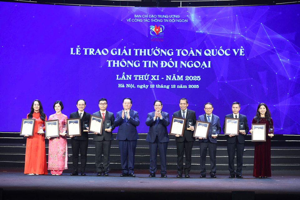 Thủ tướng Chính phủ Phạm Minh Chính và Ủy viên Bộ Chính trị, Bí thư Trung ương Đảng, Trưởng Ban chỉ đạo công tác thông tin đối ngoại, Chủ nhiệm Tổng Cục Chính trị Quân đội Nhân dân Việt Nam Nguyễn Trọng Nghĩa trao Giải Nhất cho các tác giả. (Ảnh: Hoài Nam/Vietnam+)