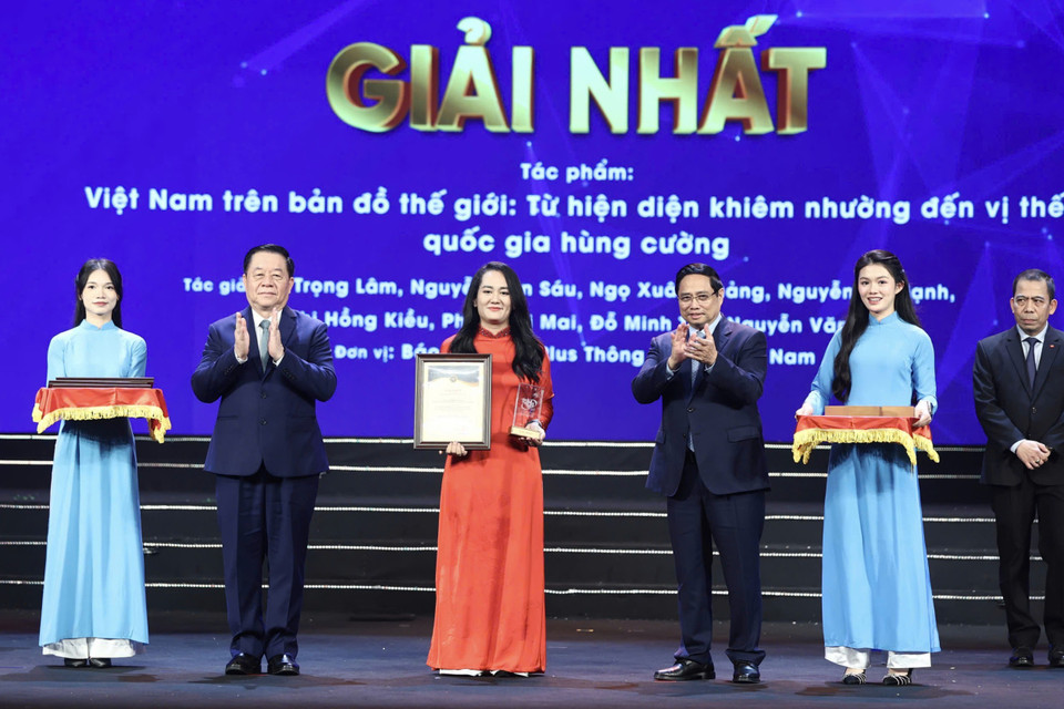 Nhà báo Chu Thị Hồng Kiều, đại diện nhóm tác giả Báo Điện tử VietnamPlus nhận Giải Nhất. (Ảnh: Hoài Nam/Vietnam+)