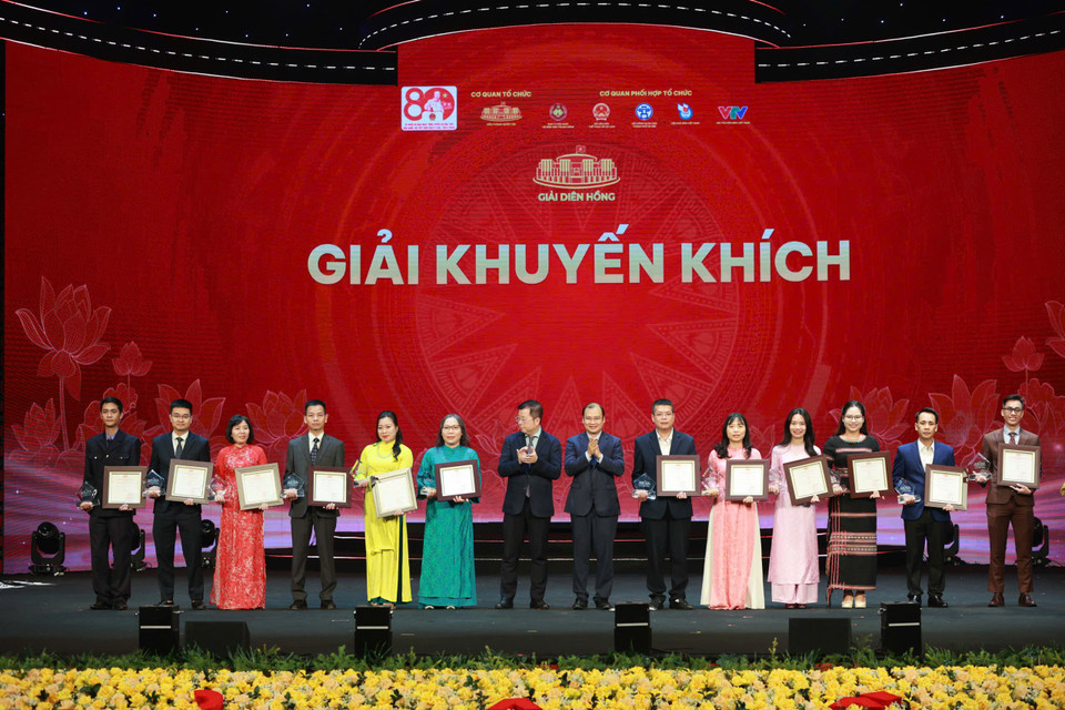 Sau hơn 10 tháng phát động, Ban Tổ chức đã tiếp nhận 3.508 tác phẩm dự thi từ 125 cơ quan báo chí trên cả nước. Sau khi phân loại, 659 tác phẩm đủ điều kiện đưa vào chấm sơ khảo. Hội đồng sơ khảo đã lựa chọn 91 tác phẩm vào vòng chung khảo. Hội đồng chung khảo quyết định đề xuất trao giải cho 64 tác phẩm xuất sắc nhất. (Ảnh: Hoài Nam/Vietnam+)