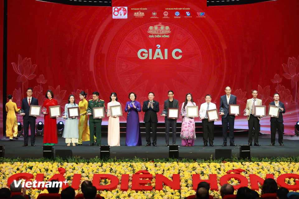 Ban Tổ chức trao Giải C cho các tác giả. (Ảnh: Hoài Nam/Vietnam+)