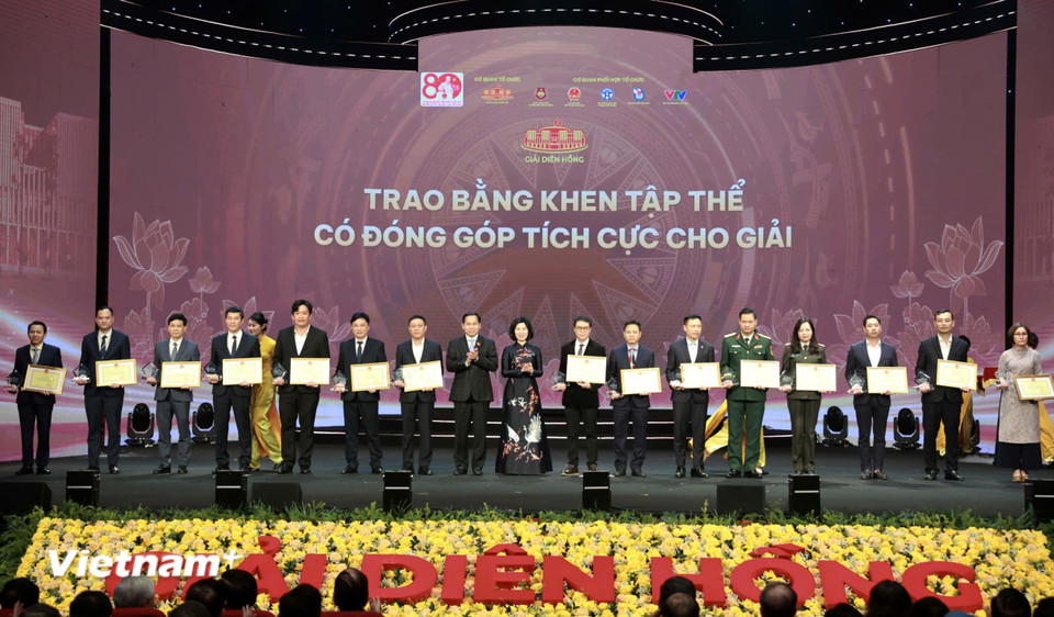 Ban Tổ chức trao Bằng khen cho các tập thể có đóng góp tích cực cho giải. (Ảnh: Hoài Nam/Vietnam+)